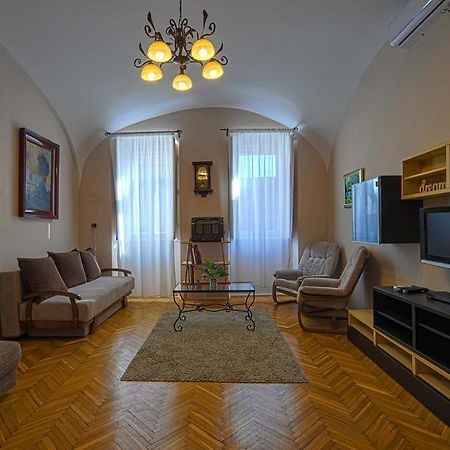 Demetrovics Udvarhaz Eger Buitenkant foto