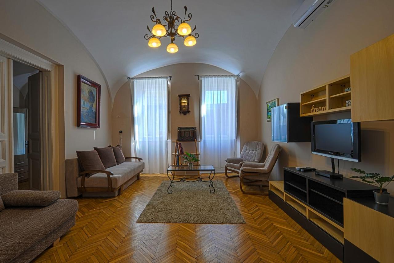 Demetrovics Udvarhaz Eger Buitenkant foto