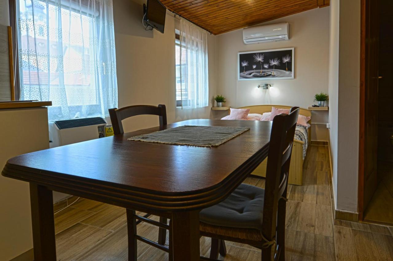 Demetrovics Udvarhaz Eger Buitenkant foto