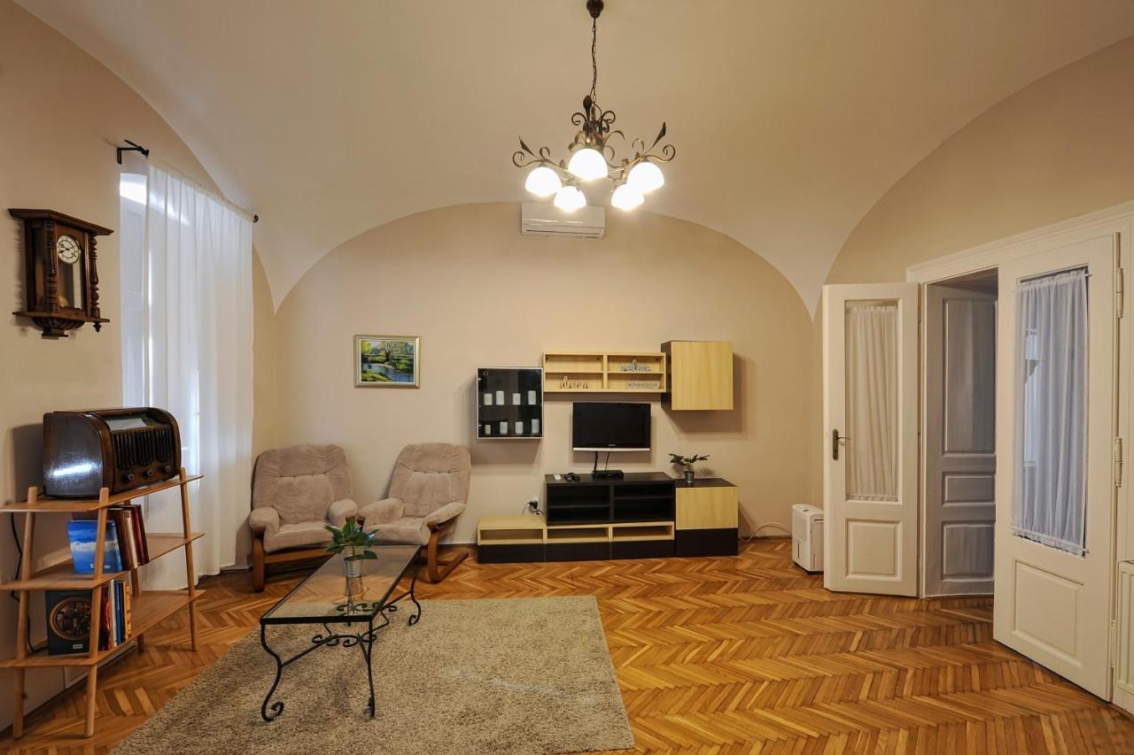 Demetrovics Udvarhaz Eger Buitenkant foto