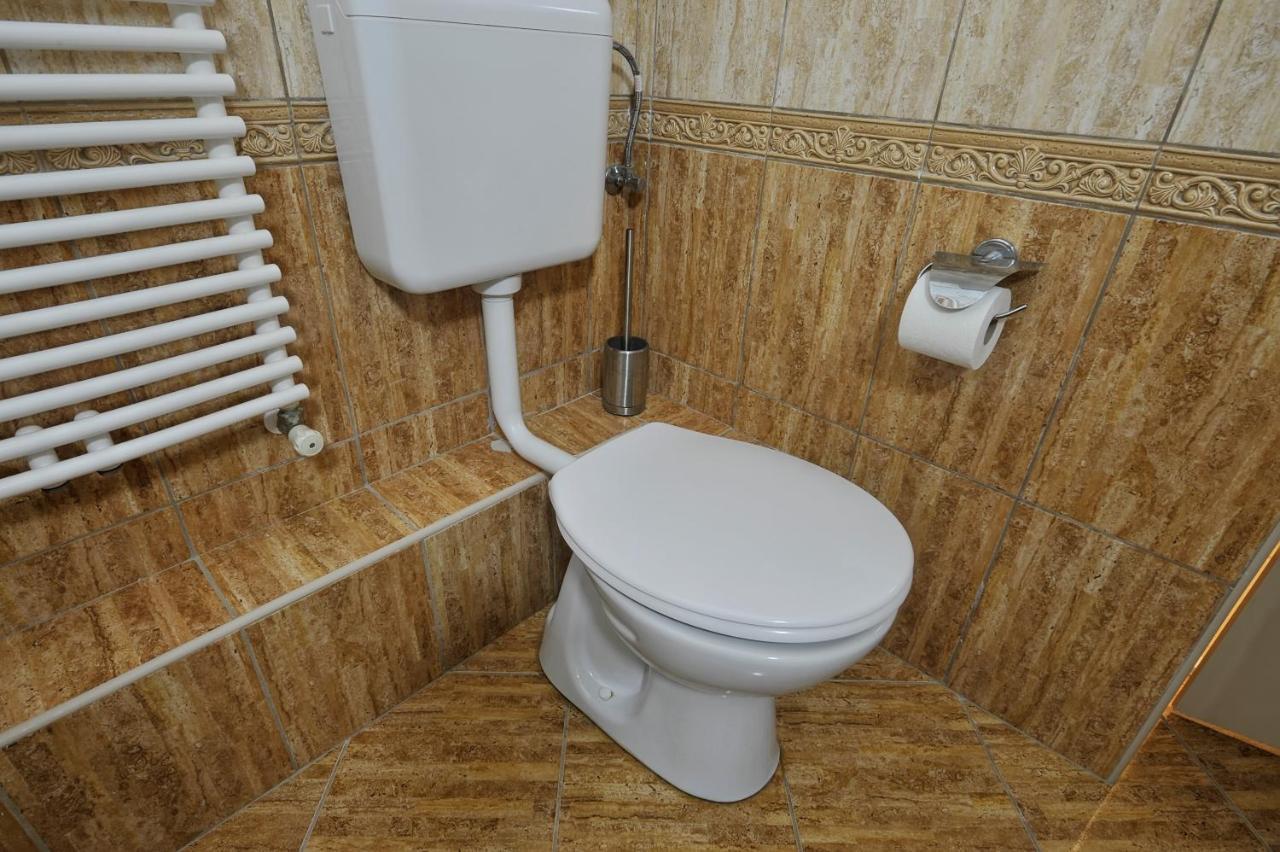 Demetrovics Udvarhaz Eger Buitenkant foto